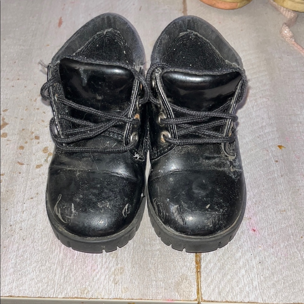 Black Sneakers with Durable Sole and Classic Design